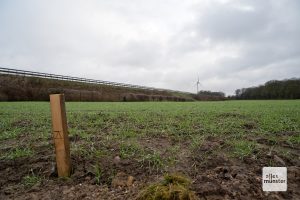 Unmittelbar neben der A1 liegt das geplante Baugebiet der Batteriefabrik. (Foto: Michael Bührke)