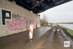 Neben der Autobahnbrücke beginnen demnächst die Baumaßnahmen für die Batteriefabrik. (Foto: Michael Bührke)