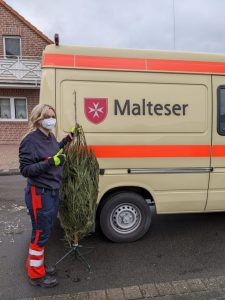 Pia Böcking von den Maltesern bei der Auslieferung eines Baumes. (Foto: Malteser)