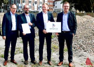 Bahnhofsmanager Michael Jansen, Volker Nicolaus von der Bahnentwicklungsgesellschaft NRW sowie Jan Grzesik und Christian Hehemann von der Landmarken AG präsentieren das neue Logo. (Foto: Ralf Clausen)