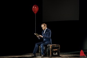 Der Magier mit dem Buch „Die moderne Salonmagie“, das in der Show einen bleibenden Eindruck hinterlassen wird. (Foto: sg)