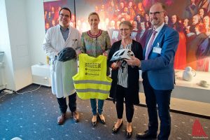 Dr. Otfried Debus, Bettina Wulff, Gertrud Wietholt und der Verwaltungsdirektor des Clemenshospitals, Andreas Mönnig (v.l.) beim Besuch der Schirmherrin des Projektes "Stadthelm". (Foto: mb)