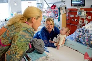 Die Ergotherapeutin Ursula Trahe-Wissing zeigt Bettina Wulff die Arbeit mit einem ihrer kleinen Patienten. (Foto: mb)