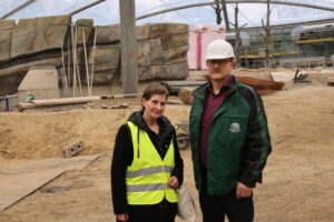 Dirk Heese, Projektleiter im Allwetterzoo, und Prof. Dipl.-Ing. Katja Biek, Geschäftsführerin des Generalplaners BAnTec GmbH in der neuen Meranti-Halle. (Foto: Allwetterzoo)