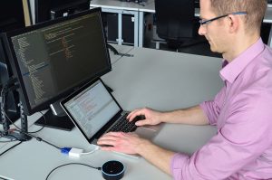 Markus Boese ist Masterabsolvent der FH Münster und hat am sprachgesteuerten Gerät Echo Dot – „Alexa“ genannt – mitgearbeitet. (Foto: FH Münster/Pressestelle)