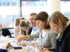 Den „Mittagstisch for Future“ haben Studierende in dem Seminar Grundlagen der Gemeinschaftsgastronomie bei Dr. Christine Göbel (2. v. r.) organisiert. (Foto: FH Münster/Dzemila Muratovic)