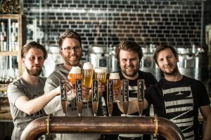 Dr. Florian Böckermann (2.v.l.) und das Team der Finne Brauerei erwarten ihre Gäste im Kreuzviertel von Münster. (Foto: Kerstin Niehoff)