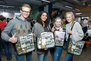 Die Studenten freuen sich über die neuen WWU-Taschen. (Foto: MünsterView / Tronquet)