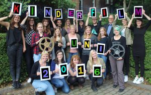 Die Macher der KinderfilmUni der FH Münster: 21 Studierende mit Prof. Dr. Bernward Hoffmann. (Foto: FH Münster)