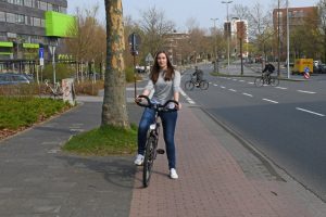 Den Querschnitt der Corrensstraße hält Kathrin Vierhaus angesichts des Verkehrsaufkommens für „überdimensioniert“. (Foto: FH Münster/Pressestelle)