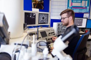 Torben Ernst arbeitet während seines Studiums Materials Science and Engineering auch mit dem Rasterelektronenmikroskop am Fachbereich Physikingenieurwesen. (Foto: FH Münster/Theresa Gerks)