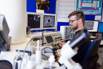 Torben Ernst arbeitet während seines Studiums Materials Science and Engineering auch mit dem Rasterelektronenmikroskop am Fachbereich Physikingenieurwesen. (Foto: FH Münster/Theresa Gerks)