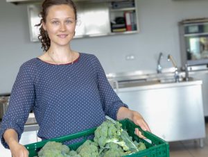 Lea Radtke engagiert sich gegen die Verschwendung von Lebensmitteln. Die Studentin der FH Münster steht kurz vor ihrem Abschluss in Oecotrophologie. (Foto: FH Münster/Dzemila Muratovic)