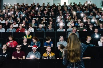 Wie sie Informationen über DNA aus Bakterien liest, demonstrierte Dr. Julia Schnetzer anhand des Publikums: Die Besucher sollten per Handylicht ein Zeichen geben, ob sie die gestellte Frage mit „Ja“ beantworten, zum Beispiel: Hast du braune Augen? (Foto: FH Münster/Maxi Krähling)