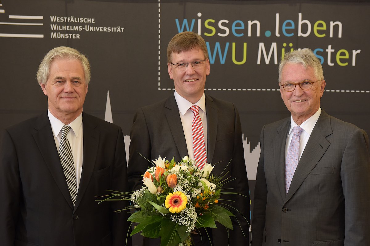 Erste Glückwünsche: Der Vorsitzende der Hochschulwahlversammlung, Prof. Dr. Georg Peters (li.), und der Vorsitzende der Findungskommission, Prof. Dr. Wulff Plinke (re.) gratulierten Prof. Dr. Johannes Wessels, der ab dem 1. Oktober neuer Rektor sein wird. (Foto: WWU / Peter Grewer)