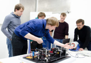 Die Studenten stellen ihr Laser-Vibrometer im Labor des Ingenieurbüros Kötter ein. Mit dabei: Mitarbeiter Sven Rechenberger (r.). (Foto: FH Münster/Theresa Gerks)