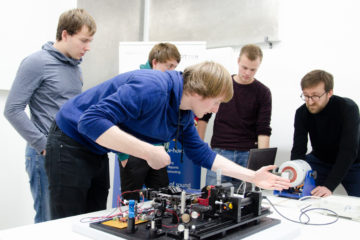 ie Studenten stellen ihr Laser-Vibrometer im Labor des Ingenieurbüros Kötter ein. Mit dabei: Mitarbeiter Sven Rechenberger (r.). (Foto: FH Münster/Theresa Gerks)