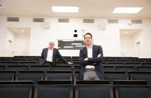 Allein im Hörsaal, der eigentlich bis auf den letzten Platz gefüllt wäre: das Moderatorenduo der „Ausgezeichnet.“ Prof. Dr. Richard Korff (l.) und Carsten Schröder. (Foto: FH Münster/Katharina Kipp)