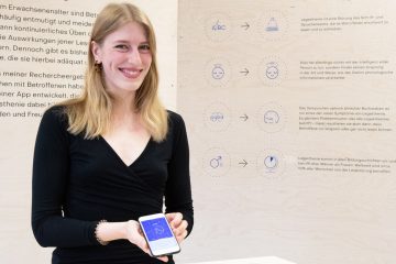 Ihre App präsentierte Leonie Schäffer auf der Abschlussausstellung „Parcours“ – das Interesse war groß. (Foto: FH Münster/Anne Holtkötter)