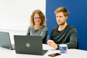 Eva Mesenhöller und Steffen Jacobs beantworten alle Fragen rund um das Ingenieurstudium der Energie-, Gebäude- oder Umwelttechnik. (Foto: FH Münster/Maxi Krähling)