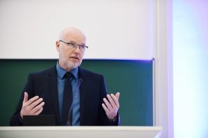 Prof. Dr. Bernd Boiting ist Experte für Raumluft- und Kältetechnik. In Sachen Klimaanlagen sieht er beim richtigen Betrieb und geltenden deutschen Standards keine Gefahr für eine vermehrte Verbreitung des Coronavirus durch Vollklimaanlagen. (Foto: FH Münster/Maxi Krähling)