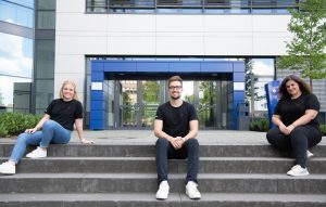 Entwickelten verschiedene Maßnahmen für die Finanz Informatik (v.l.): Lena Hermes, Ralph Kochendörfer und Silvana Weisser. (Foto: FH Münster/Katharina Kipp)