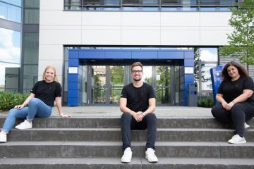 Entwickelten verschiedene Maßnahmen für die Finanz Informatik (v.l.): Lena Hermes, Ralph Kochendörfer und Silvana Weisser. (Foto: FH Münster/Katharina Kipp)