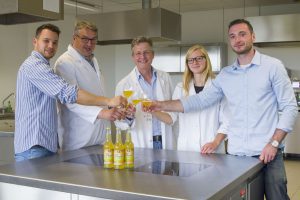 Nael Jaber (l.) und Andreas Schezkin (r.) haben „iHero“ auf den Markt gebracht. Bei der Entwicklung des neuen Drinks haben sie Unterstützung von der FH Münster bekommen: unter anderem von Katharina Hermann (Sensoriklabor), Prof. Dr. Guido Ritter (M.) und Albrecht Fleischer. (Foto: Hugo Arts)