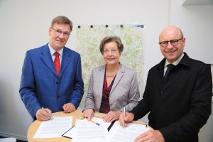 (v.l.:) Prof. Johannes Wessels, Prof. Ursula Nelles und Markus Lewe unterzeichneten die Absichtserklärung. (Foto: Presseamt Münster)