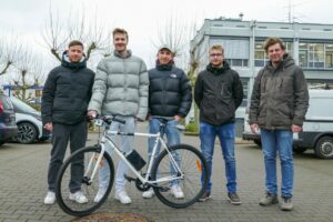 Für mehr Sichtbarkeit im Straßenverkehr haben die Studenten (v.l.) Kai Dinkhoff, Florian Deppe, Tim Friedrichs und Fabian Hillen von der FH Münster mit Unterstützung von Prof. Dr. Tilman Sanders ein Beleuchtungskonzept für Fahrräder entwickelt – inklusive Bremslicht, Fernlicht und Blinker. (Foto: FH Münster / Jana Bade)