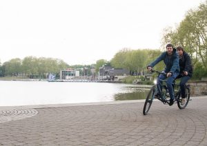 Das Fahrradlicht verfügt über einen USB-Port, über den sich das Smartphone aufladen lässt. (Foto: FH Münster/Pressestelle) 