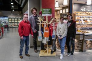 Freuen sich über den Jutebeutelbaum (v.l.): Stephan Hennig (REWE), Sascha Kullak (Hansaforum), Barbara Eckard, Katrin Oberg und Nadine Feldmann. (Foto: Katrin Oberg)