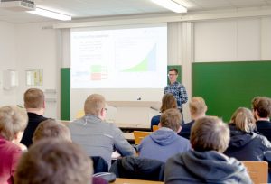 Max-Fabian Volhard sprach bei den Lectures for Future unter anderem über das Umweltproblem Plastik und seine Forschungen am Fachbereich Chemieingenieurwesen dazu. (Foto: FH Münster/Theresa Gerks)