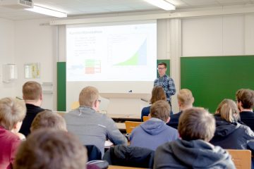 Max-Fabian Volhard sprach bei den Lectures for Future unter anderem über das Umweltproblem Plastik und seine Forschungen am Fachbereich Chemieingenieurwesen dazu. (Foto: FH Münster/Theresa Gerks)