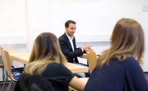 Markus Kreuz, Kämmerer der Stadt Hamm, erklärt den Studierenden, was in dem Projekt zu tun ist. Kreuz hat selbst auch an der FH Münster BWL studiert. (Foto: FH Münster/Pressestelle)