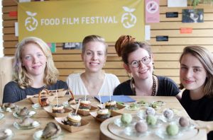 (v.l.:) Rosa Diekmann, Linda Reichelt, Janina Hielscher und Anna Messerschmidt veranstalten das dritte Food-Film-Festival in Münster. (Foto: FH Münster)