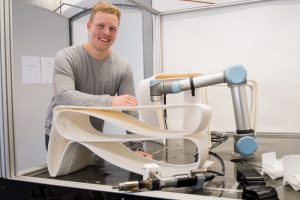 Prototyp geglückt: Moritz Wesseler mit seinem 3-D gedruckten, ergonomischen Tisch im Maßstab 1:2. (Foto: FH Münster/Pressestelle)