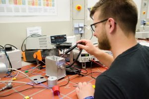 Letztes Semester hat Torben Ernst im Labor mit verschiedenen Sensoren und Keramiken gearbeitet. (Foto: FH Münster/Theresa Gerks)