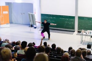 Voller Körpereinsatz: Johannes Hinrich von Borstel demonstrierte, was sich beim Kammerflimmern im Herz abspielt. (Foto: FH Münster/Maxi Krähling)