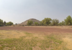 Die Pyramide del Sol ist eine der Haupttouristenattraktionen. Normalerweise darf man raufklettern. Wegen des Coronavirus ist sie aber abgeriegelt, und näher kommt man nicht ran. (Foto: Daniel Schaschek)