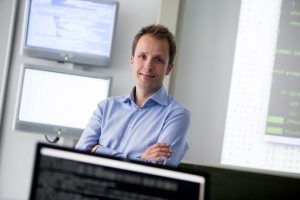 IT-Sicherheitsexperte Prof. Dr. Sebastian Schinzel lehrt und forscht an der FH Münster. Die Entwicklung der Corona-Warn-App behielt er aufmerksam im Blick. (Foto: FH Münster/Wilfried Gerharz)