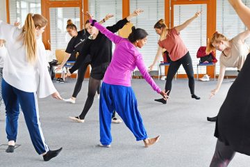 Nach einem theoretischen Input erarbeiten die Studierenden der Summer School gemeinsam eine interkulturelle Tanzchoreografie (Foto: FH Münster/Stefanie Gosejohann)