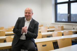 Prof. Dr. Wolfgang Buchholz forscht unter anderem zum Thema resiliente Lieferketten. (Foto: FH Münster/Susanne Lüdeling)