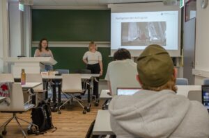 Welche Kräfte wirken auf Spider-Man, der einen herabstürzenden Lift aufzufangen versucht? Fragen wie diesen gehen die Studierenden im Seminar nach. (Foto: FH Münster / Frederik Tebbe)