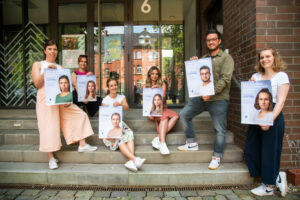 Haben das Projekt unterstützt: Sechs Pflegefachpersonen mit ihrem Konterfei auf dem Plakat. (Foto: FH Münster/Katharina Kipp)