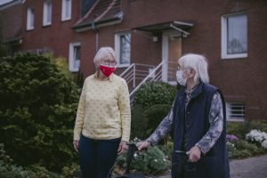 Beim Johanniter-Besuchsdienst geht es darum, stabile Bindungen aufzubauen und gesellschaftliche Teilhabe älterer Menschen zu fördern. (Foto: Johanniter)