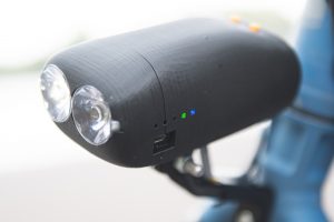 Das Fahrradlicht verfügt über einen USB-Port, über den sich das Smartphone aufladen lässt. (Foto: FH Münster/Pressestelle) 