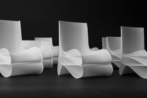 So stylisch könnten die Design-Sessel aus Plastikflaschen sein, die der Roboterarm 3-D druckt. (Foto: Moritz Wesseler)