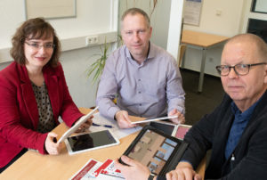 An der FH Münster haben Prof. Dr. Nadin Dütthorn, Sebastian Schünemann (Mitte) und Prof. Dr. Bernward Hoffmann an der Entwicklung des Spiels mitgearbeitet. (Foto: FH Münster/Katharina Kipp)