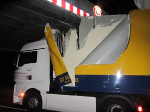 Bei dem Unfall unter einer Eisenbahnbrücke wurde der Fahrer des LKW schwer verletzt. (Foto: POL MS)